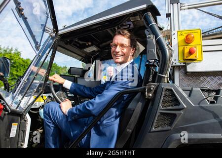 Beckum, Allemagne. 28 juin 2021. Hendrik Wüst (CDU), ministre des Transports de l'État de Rhénanie-du-Nord-Westphalie, est assis dans un buggy spécial équipé de caméras et de lumières laser lors de la présentation du projet de Straßen NRW d'enregistrer et d'évaluer le réseau de pistes cyclable. A partir de la fin juin, le véhicule à quatre voies sera sur la route des chemins cyclables le long des routes fédérales et nationales dans la région de Münsterland, et plus tard le buggy sera également vu dans d'autres parties de l'État. Un résultat devrait être disponible en 2022. Credit: Guido Kirchner/dpa/Alay Live News Banque D'Images