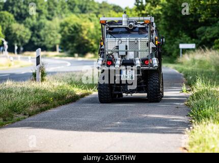 Beckum, Allemagne. 28 juin 2021. Lors de la présentation du projet par Straßen NRW pour enregistrer et évaluer le réseau de pistes de cycle, un buggy spécial équipé de caméras et de lumières laser conduit le long d'une piste de cycle. A partir de la fin juin, le véhicule à quatre voies sera en mouvement sur les pistes cyclables le long des routes fédérales et rurales de Münsterland, et plus tard, le buggy sera également vu dans d'autres parties de l'État. Un résultat devrait être disponible en 2022. Credit: Guido Kirchner/dpa/Alay Live News Banque D'Images