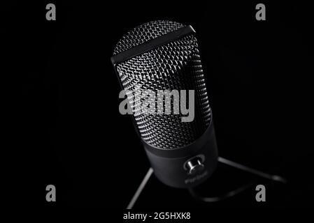 Microphone studio sur fond sombre avec espace de copie. Microphone condencer professionnel noir. Enregistrement de podcast Banque D'Images