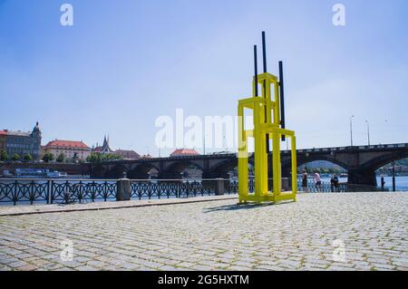La sculpture 'Tour pour Jan Palach' par le sculpteur Vaclav Fiala au remblai de Smichov de la Vltava dans l'exposition en plein air Sculpture Line Fest Banque D'Images