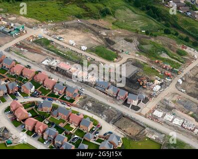 Une vue aérienne de nouveaux logements en construction, Harrogate, North Yorkshire, nord de l'Angleterre, Royaume-Uni Banque D'Images