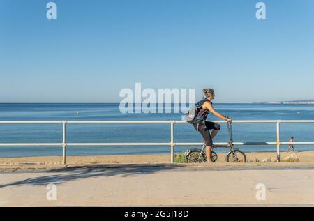 Palma de Mallorca, Espagne; 25 2021 juin: Les personnes s'exerçant le matin sur la promenade de Palma de Majorque avec la mer Méditerranée à l'arrière Banque D'Images