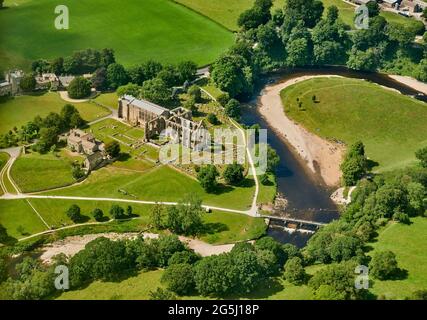 L'abbaye de Bolton dans les Yorkshire Dales, près de Skipton, dans le nord de l'Angleterre, au Royaume-Uni, lors d'une belle journée ensoleillée d'été, tiré des airs Banque D'Images