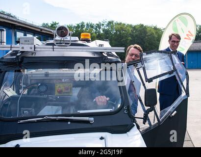 Beckum, Allemagne. 28 juin 2021. Hendrik Wüst (CDU), ministre des Transports de l'État de Rhénanie-du-Nord-Westphalie, monte dans un buggy spécial équipé de caméras et de lumières laser lors de la présentation du projet de Straßen NRW d'enregistrer et d'évaluer le réseau de pistes de vélo. A partir de la fin juin, le véhicule à quatre voies sera sur la route des chemins cyclables le long des routes fédérales et nationales dans la région de Münsterland, et plus tard le buggy sera également vu dans d'autres parties de l'État. Un résultat devrait être disponible en 2022. Credit: Guido Kirchner/dpa/Alay Live News Banque D'Images