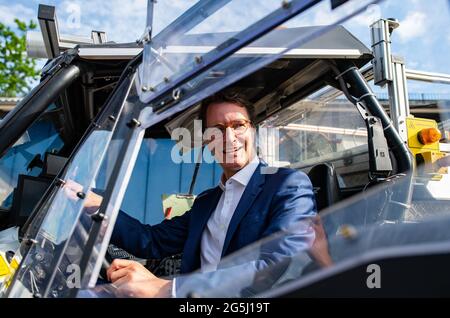 Beckum, Allemagne. 28 juin 2021. Hendrik Wüst (CDU), ministre des Transports de l'État de Rhénanie-du-Nord-Westphalie, est assis dans un buggy spécial équipé de caméras et de lumières laser lors de la présentation du projet de Straßen NRW d'enregistrer et d'évaluer le réseau de pistes cyclable. A partir de la fin juin, le véhicule à quatre voies sera sur la route des chemins cyclables le long des routes fédérales et nationales dans la région de Münsterland, et plus tard le buggy sera également vu dans d'autres parties de l'État. Un résultat devrait être disponible en 2022. Credit: Guido Kirchner/dpa/Alay Live News Banque D'Images