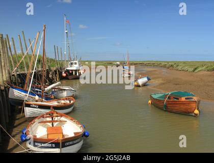 Bateaux amarrés à Blakeney Quay, Norfolk Banque D'Images