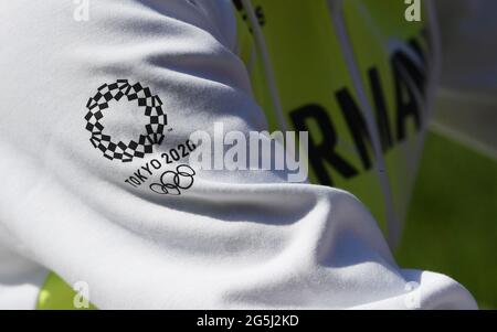 Munich, Allemagne. 28 juin 2021. Le logo « Tokyo 2020 » est visible sur une veste comme faisant partie des robes de l'équipe olympique allemande. Credit: Angelika Warmuth/dpa/Alamy Live News Banque D'Images