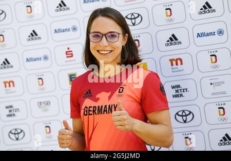 Munich, Allemagne. 28 juin 2021. La judoka Amelie Stoll porte un nouveau haut tout en s'habillant dans l'équipe olympique allemande. Credit: Angelika Warmuth/dpa/Alamy Live News Banque D'Images