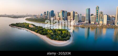 Vue panoramique aérienne de l'émirat de Sharjah des Émirats arabes Unis au-dessus de l'île d'Al Noor et de la mosquée et du centre-ville s'élevant au-dessus du lac Khalid Banque D'Images