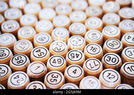 Jeu de babillard de bingo pour toute la famille et les amis - les fûts de Bingo sont étroitement disposés dans le cadre avec les numéros vers le haut - les fûts de Bingo sont rythmica Banque D'Images