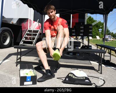 Munich, Allemagne. 28 juin 2021. L'alpiniste Jan Hojer essaie une chaussure tout en s'habillant dans l'équipe olympique allemande. Credit: Angelika Warmuth/dpa/Alamy Live News Banque D'Images