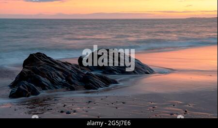 Moonrocks. Une scène de janvier au coucher du soleil sur Kiltennel Beach sur la côte est de l'Irlande près de Gorey Town. Banque D'Images
