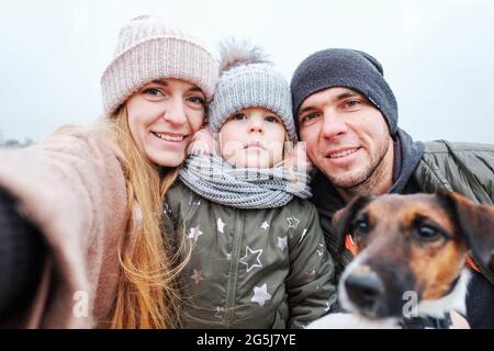 Jeune famille heureuse faisant le selfie - mère fille et chien - famille s'amusant avec leur chien Banque D'Images