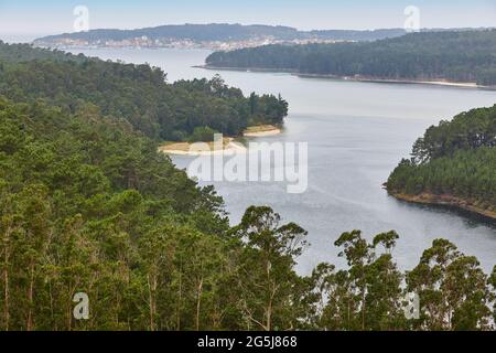 Paysage en Galice avec forêt et estuaire. Village de Camarinas. Espagne Banque D'Images