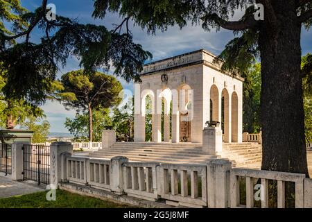 9 mai 2021 - Rome, Latium, Italie - le mémorial de guerre de Rome, construit en marbre, sur la colline de Janiculan (Janicule). Dans la soirée avec la lumière du Banque D'Images