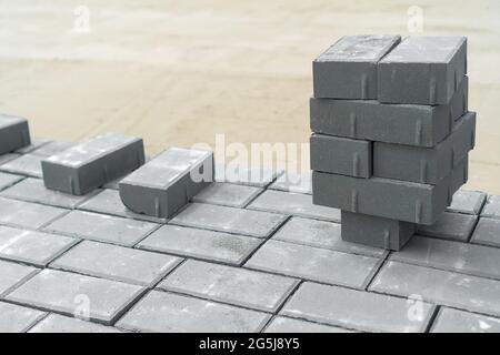 Nouveaux pavés en rangées en gros plan en été. Pose de pavés Banque D'Images