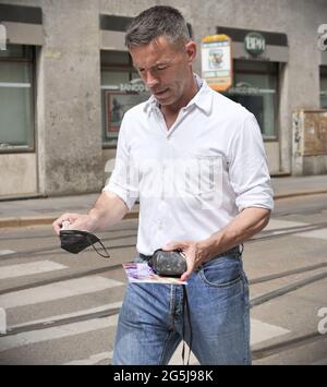 Les tenues de la rue Markus Ebner avant le défilé de mode Dolce & Gabbana lors des collections homme MMF 2021 Banque D'Images