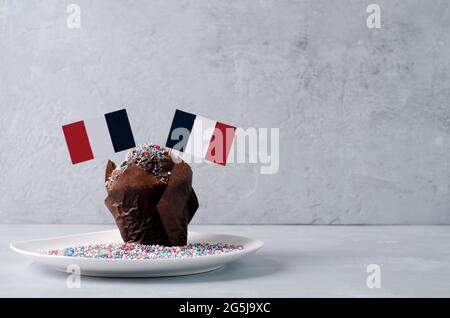 Happy Bastille Day Cupcake Avec Rouge Blanc Et Bleu Du Drapeau Francais Vive La France Photo Stock Alamy