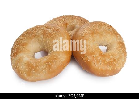 Photo studio de bagels coupés sur fond blanc Banque D'Images