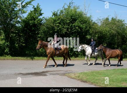 Cavaliers dans le village de Radstone, Northamptonshire, Angleterre, Royaume-Uni Banque D'Images