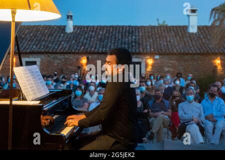 Le pianiste portugais Daniel Bernardes joue du piano au cours d'un concert en Belgique, au Portugal, avec le public utilisant des masques faciaux au milieu de la pandémie Covid-19 Banque D'Images