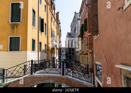 Vue romane d'un canal d'eau (appelé Riva) à Venise, Italie. Ces voies navigables sont les principaux moyens de transport de la ville Banque D'Images