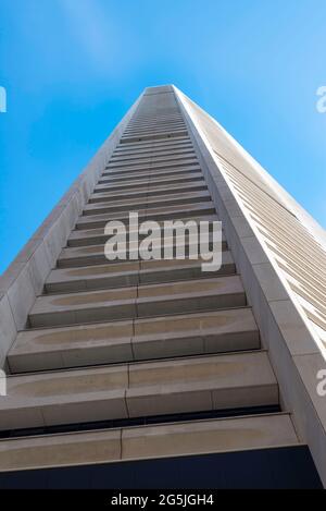 En regardant la Harry Seidler a conçu la Médaille Sulman et a remporté la tour MLC construite en 1977 à Martin place, Sydney, Australie Banque D'Images