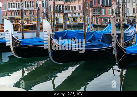 Des gondoles traditionnelles ont amarré le Grand Canal à Venise, en Italie, tôt le matin Banque D'Images