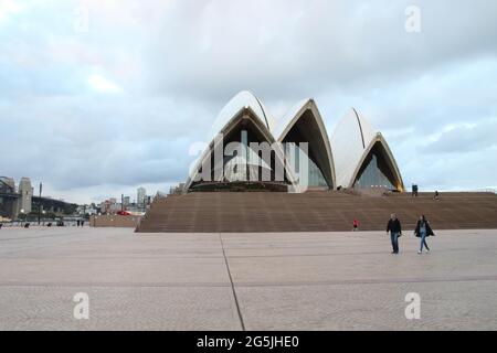 Sydney, Australie. 28 juin 2021. Les ordonnances de séjour à domicile s'appliquent au grand Sydney après une éclosion de Covid-19 (coronavirus). Le verrouillage de deux semaines avec commandes de séjour à la maison durera jusqu'à minuit, le vendredi 9 juillet. Photo : la piste de l'Opéra de Sydney, qui est un centre touristique principal, est presque déserte pendant le confinement. Credit: Richard Milnes/Alamy Live News Banque D'Images