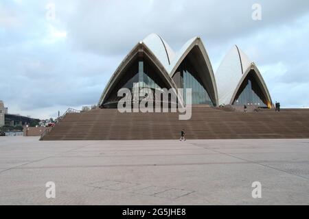 Sydney, Australie. 28 juin 2021. Les ordonnances de séjour à domicile s'appliquent au grand Sydney après une éclosion de Covid-19 (coronavirus). Le verrouillage de deux semaines avec commandes de séjour à la maison durera jusqu'à minuit, le vendredi 9 juillet. Photo : la piste de l'Opéra de Sydney, qui est un centre touristique principal, est presque déserte pendant le confinement. Credit: Richard Milnes/Alamy Live News Banque D'Images