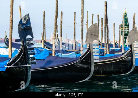 Des gondoles vénitiennes traditionnelles amarrées devant la place Saint-Marc un matin à Venise, en Italie Banque D'Images