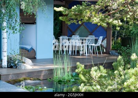 Table et chaises blanches sur terrasse Banque D'Images