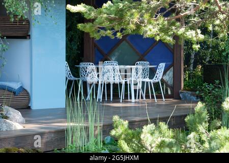 Table et chaises contemporaines sur terrasse, pavillon de jardin, pin Banque D'Images