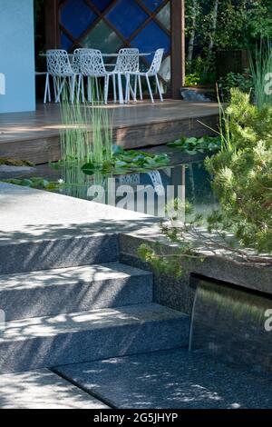 Table et chaises contemporaines sur terrasse, pavillon de jardin, pin Banque D'Images