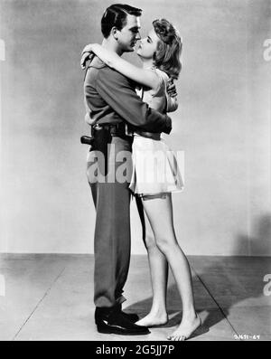 LESLIE NIELSEN et ANNE FRANCIS ont posé le portrait publicitaire dans LA PLANÈTE INTERDITE 1956 réalisateur FRED M. WILCOX costumes pour hommes Walter Plunkett costumes de Mlle Francis Helen Rose Metro Goldwyn Mayer Banque D'Images