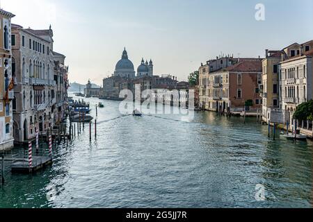 Vue sur le Grand Canal avec vue rapprochée de Santa Maria della Salute, célèbre cathédrale catholique romaine, vue de Ponte dell'Accademia Banque D'Images