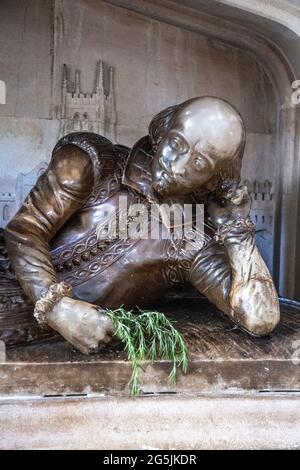 Statue couchée du poète et écrivain anglais William Shakespeare au mémorial à l'intérieur de la cathédrale sud, Londres, Royaume-Uni Banque D'Images