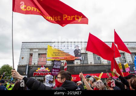 Une marche antifasciste organisée à Batley pour contrer une proposition de EDL / d'extrême droite manifestation dans le même endroit. Élection partielle Batley et Spen. Banque D'Images