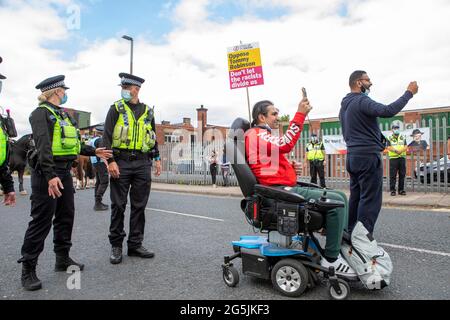 Une marche antifasciste organisée à Batley pour contrer une proposition de EDL / d'extrême droite manifestation dans le même endroit. Élection partielle Batley et Spen. Banque D'Images