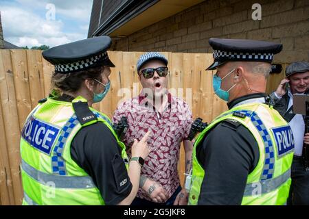 Un homme est interrogé après avoir crié à la marche antifasciste organisée à Batley pour contrer une proposition de EDL / d'extrême droite manifestation dans le même endroit. Élection partielle Batley et Spen. Banque D'Images