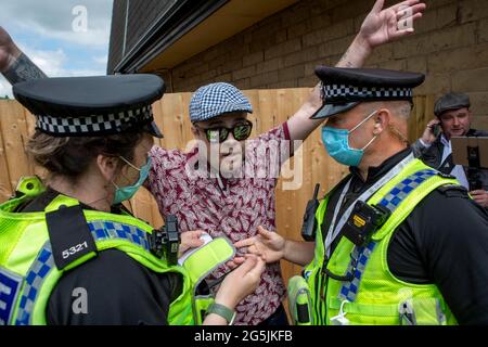 Un homme est interrogé après avoir crié à la marche antifasciste organisée à Batley pour contrer une proposition de EDL / d'extrême droite manifestation dans le même endroit. Élection partielle Batley et Spen. Banque D'Images