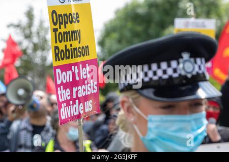 Une marche antifasciste organisée à Batley pour contrer une proposition de EDL / d'extrême droite manifestation dans le même endroit. Élection partielle Batley et Spen. Banque D'Images