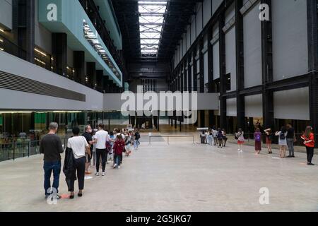 Londres, Royaume-Uni, 26 juin 2021 : dans le turbine Hall de Tate Modern des files d'attente socialement distancées se forment en raison de protocoles de sécurité covid. Comme tous les musées et galeries depuis le début de la pandémie du coronavirus, ils exploitent une capacité très réduite et même des expositions gratuites doivent être réservées à l'avance. Anna Watson/Alamy Banque D'Images