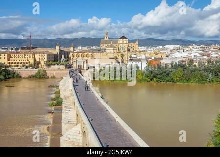 Cordoue, Espagne. Vue aérienne du pont Puente Romano et de la mosquée-cathédrale Banque D'Images