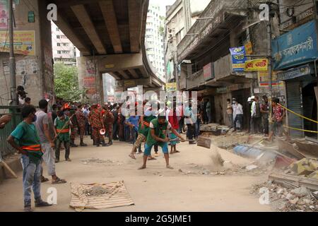 Dhaka, Dhaka, Bangladesh. 28 juin 2021. Des pompiers et des sauveteurs inspectent la scène après une explosion de gaz présumée dans la région de Moghbazar à Dhaka, au Bangladesh, le 28 juin 2021. 8 personnes ont été tuées lors de l'incident hier et 66 autres sont en cours de traitement à l'hôpital. Credit: Abu Sufian Jewel/ZUMA Wire/Alay Live News Banque D'Images