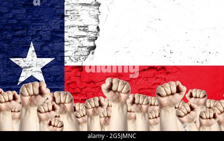 Des poings d'hommes élevés sur le fond du drapeau de l'État du Texas peint sur le mur, le concept de l'unité populaire et l'opinion du majo Banque D'Images