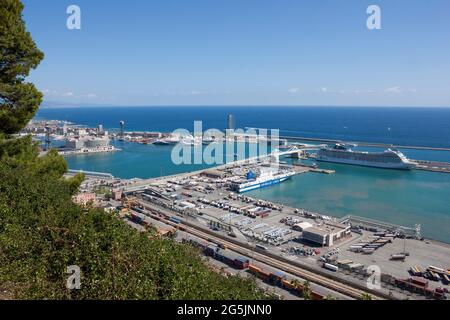 Barcelone, Espagne - 20 septembre 2017 : vue sur le port de Barcelone depuis la colline de Montjuic Banque D'Images