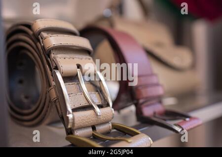 Magasin de vêtements, étagère avec ceintures de taille pour hommes. Banque D'Images