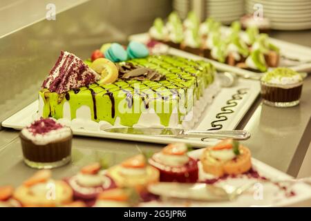 Desserts turcs colorés à emporter sous forme de buffet pour le système hôtel tout compris. Copier l'espace. Photo de haute qualité Banque D'Images
