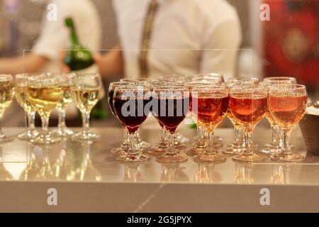 Variété de vins ou cocktails. Photo de haute qualité Banque D'Images